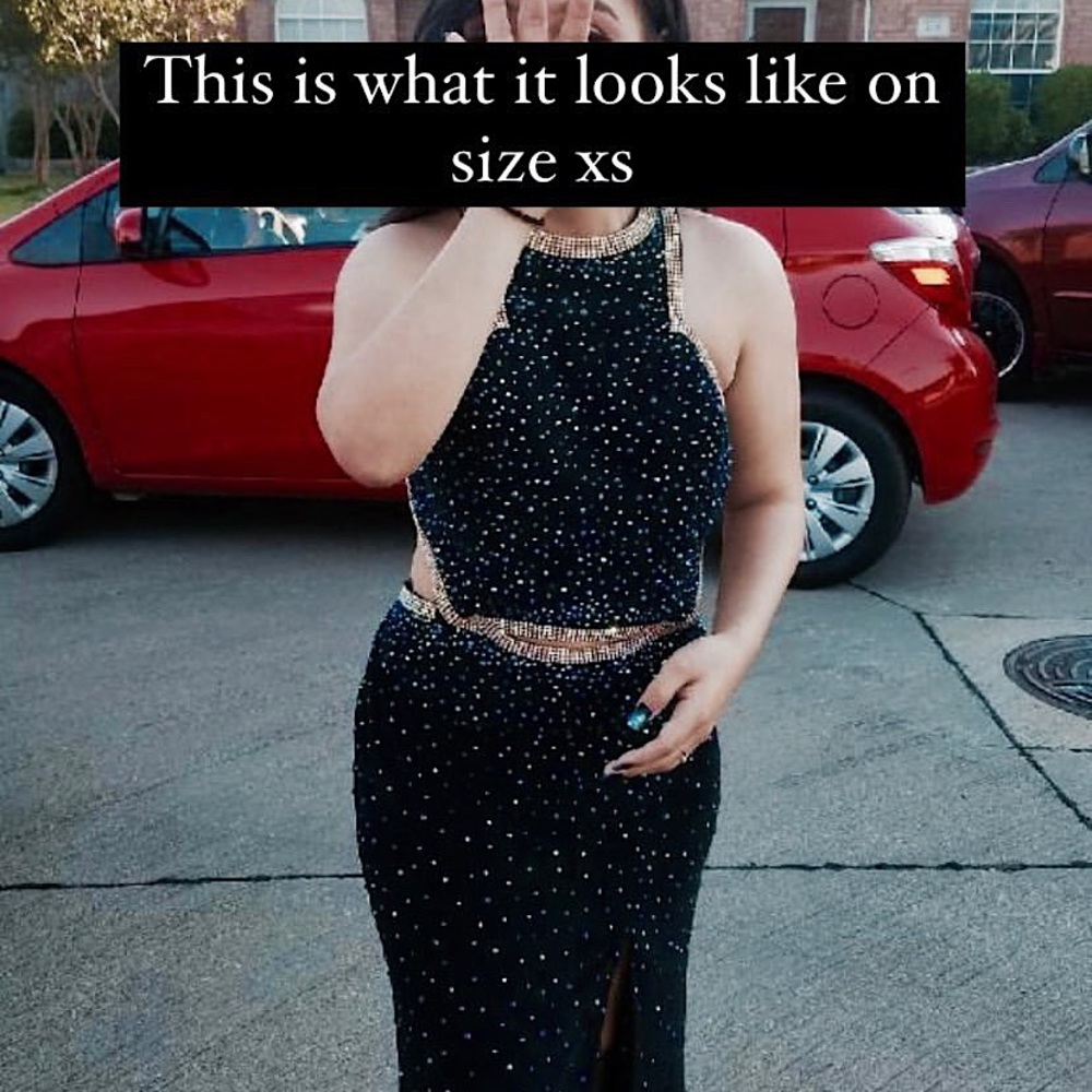 I’m 4’11 in height fits perfect in length with high heels